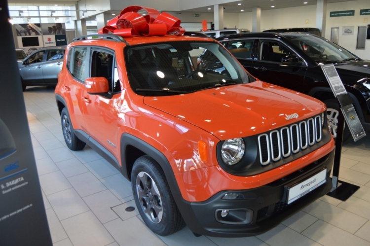 Встречайте летний оранжевый джип Jeep  Renegade!